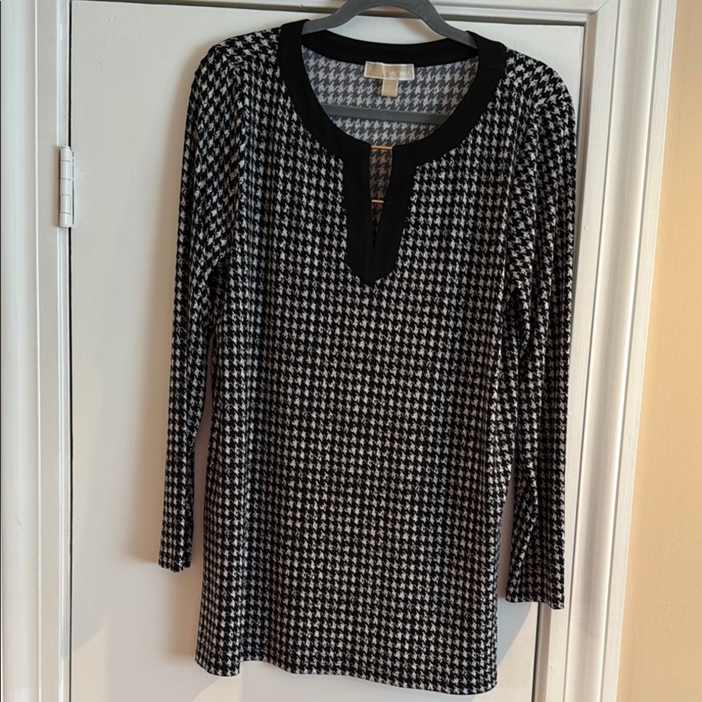 Michael Kors Black/White Houndstooth Long Sleeve Top. Size Large. Like New